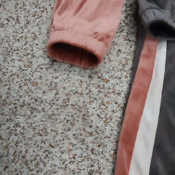 3665 Size Medium Easel Two Piece Hooded Zip up Jogger Set, NWT. Pit to pit 25" - Picture 4 of 7